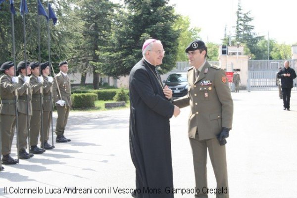 Il Colonnello Luca Andreani con Mons. Giampaolo Crepaldi